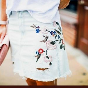 Abercrombie & Fitch Demin Distressed Embroidered Skirt Size 8/29.